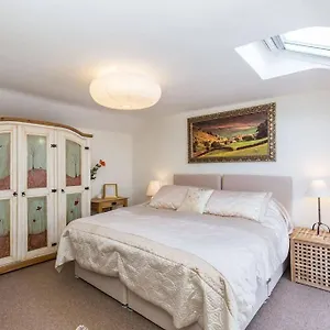 Fern Hse Grassington; Yet Quiet & Parking Holiday home
