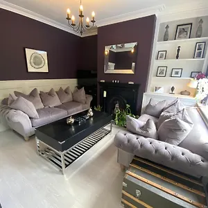 Interior Designed 4 Bed House With Stocked Bar & Gym Sleeps Minimum 7 Holiday home
